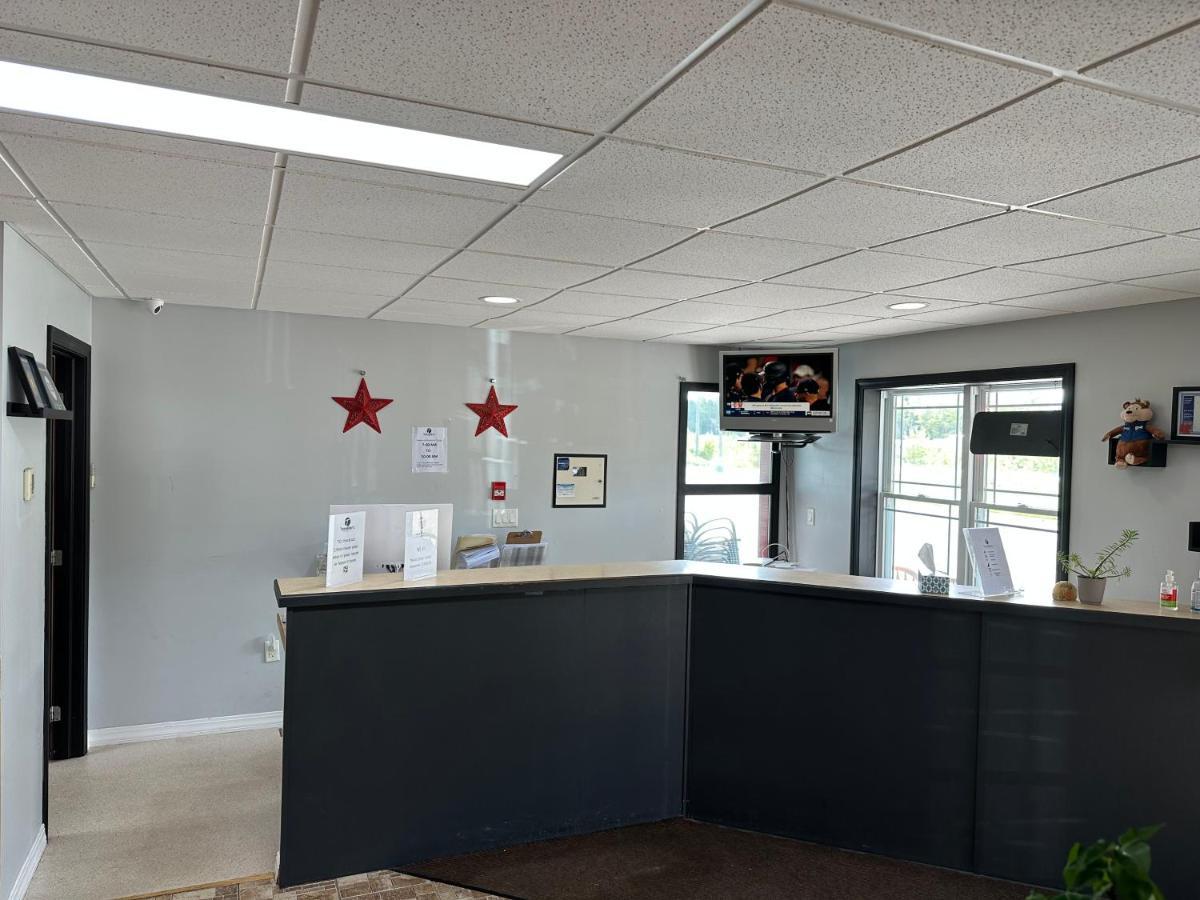 Waasis Travellers Inn Fredericton Nb מראה חיצוני תמונה